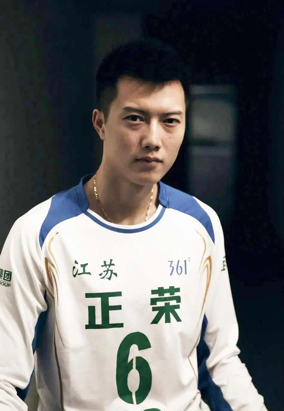 可是在女排巴黎训练场地上我们却又看到了张晨的身影,从画面上看张 