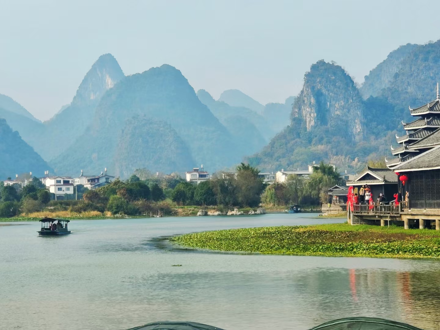 世外桃源景区在桂林阳朔,景区是根据晋代陶渊明所著的《桃花源记》中