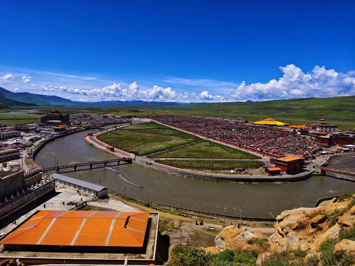 亚青寺,位于四川省甘孜州白玉县,海拔约4000米.