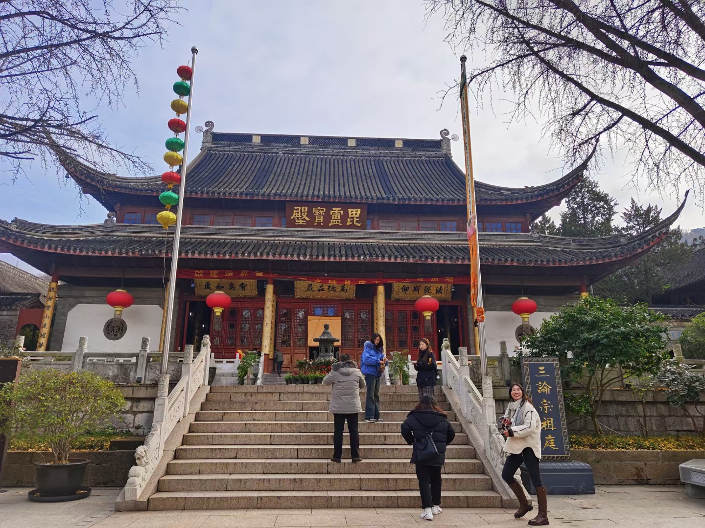 南京的栖霞寺是南朝古刹,迄今已有一千五百多年的历史.