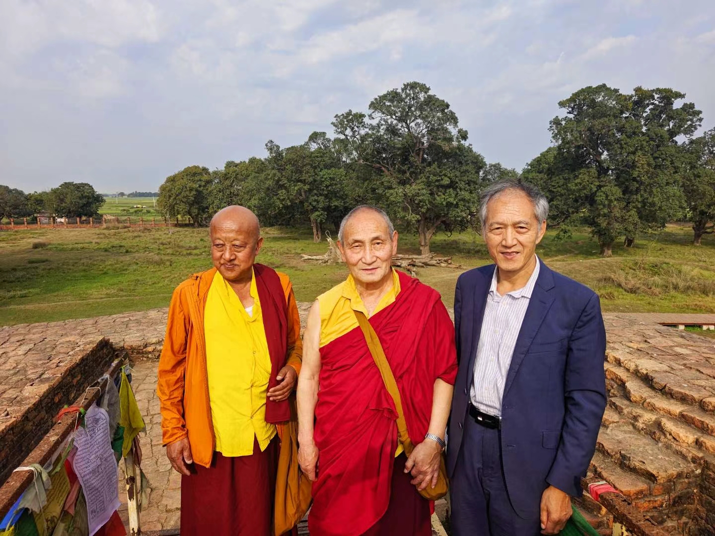 成道后回到家里,第一个度化了阿难和摩耶夫人.来到圣地,供灯,供