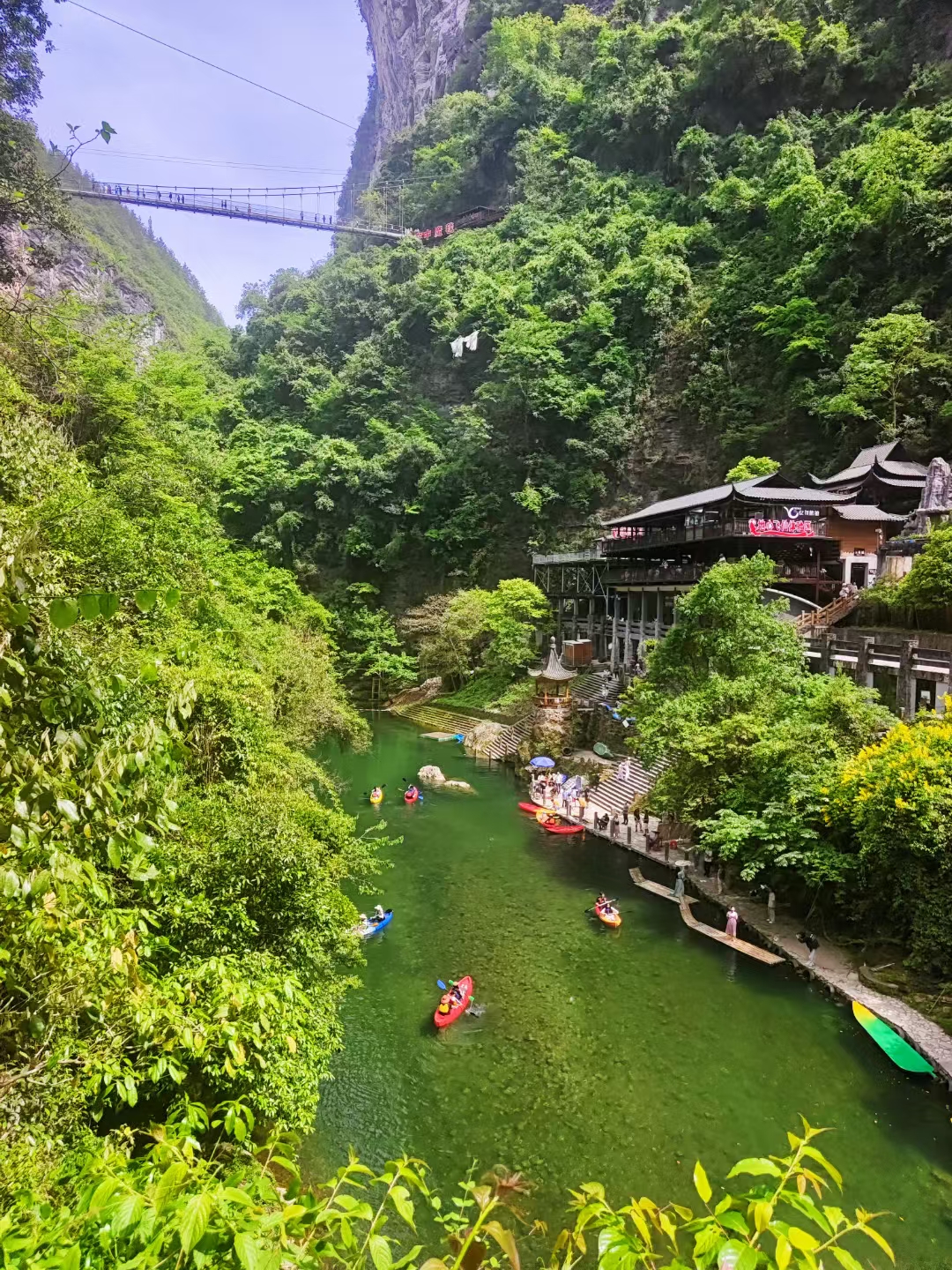 碧水浮轻舟, 荡桨向天驰. 绿水青山有碧潭, 疑似瑶池落凡间
