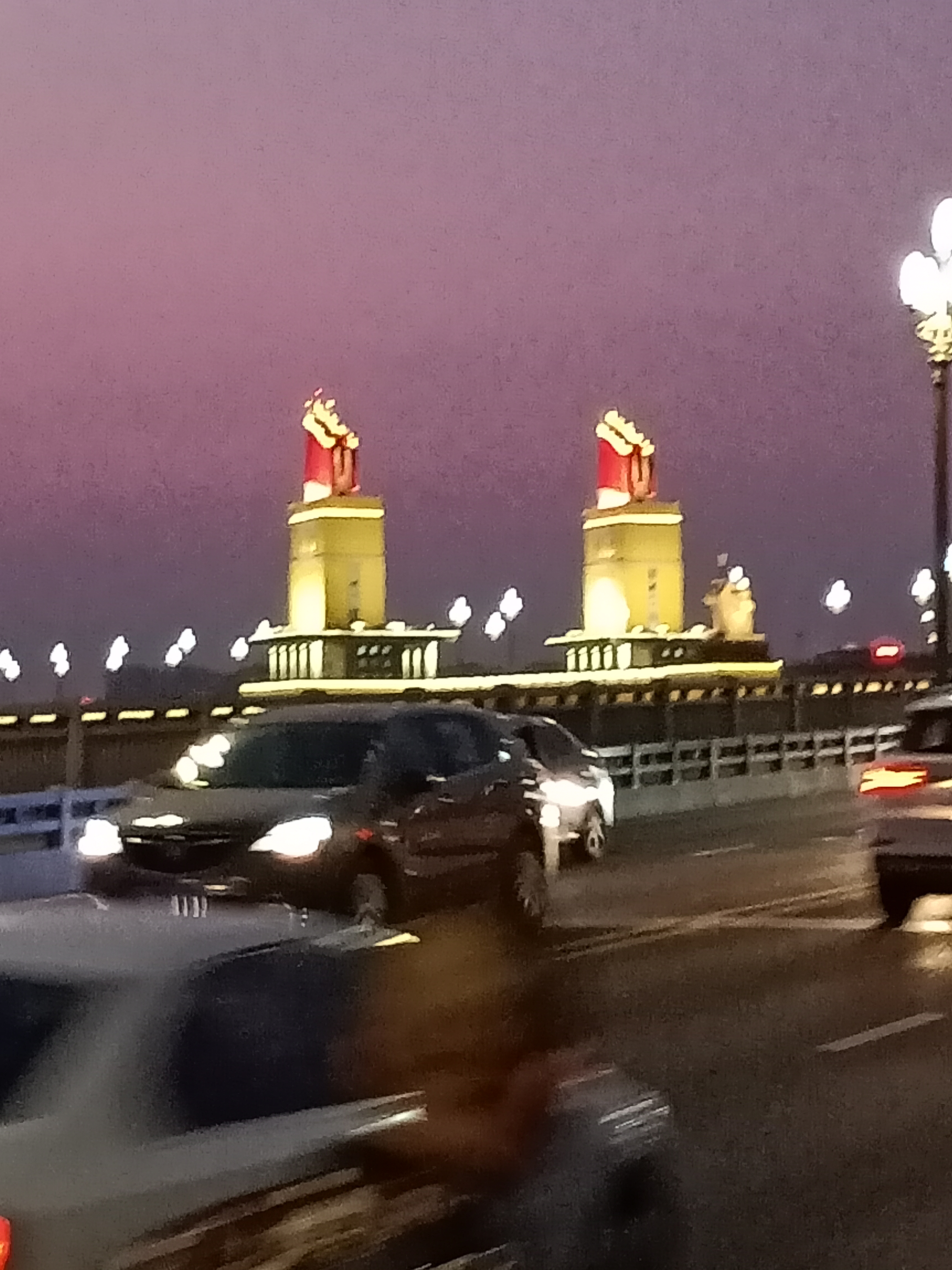 雄伟壮观的南京长江大桥夜景.