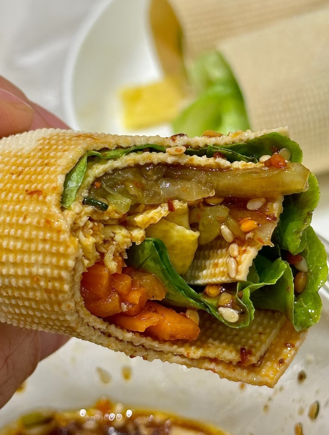 主料:豆皮2张,鸡蛋3个,胡萝卜1根,黄瓜1根,生菜适量. 2.