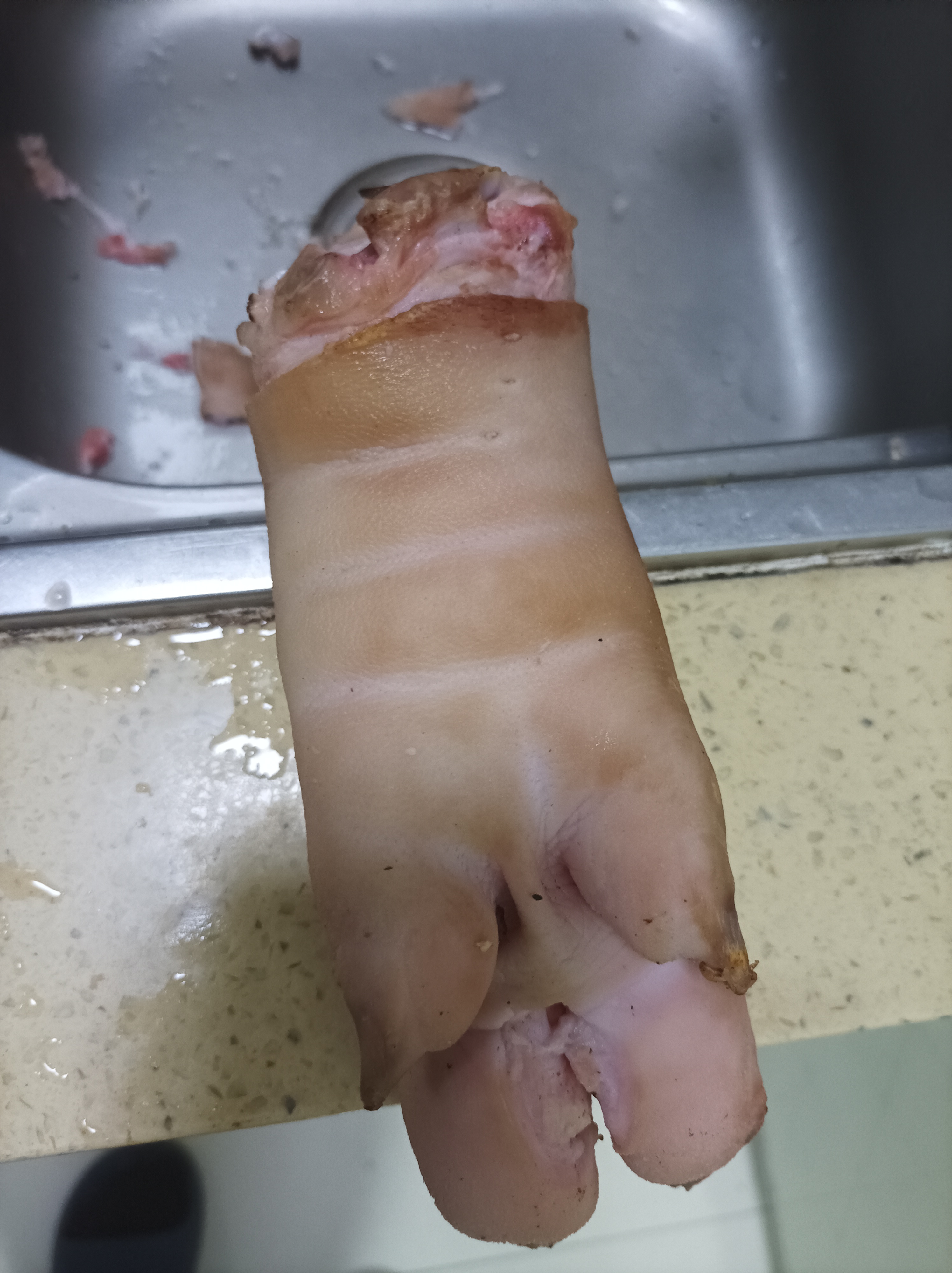 进口猪爪为什么都有几个好像是埋线的地方,割开表皮下面的肉有异样,有