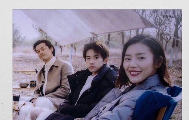 胡歌,易烊千玺,刘雯这张合影好绝,每个人都散发着独自的气质,表白谁?