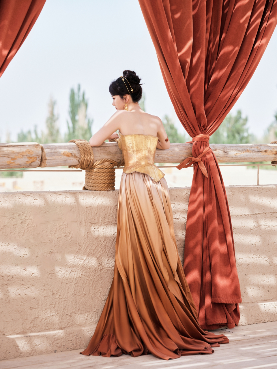 谭松韵无肩带金色礼服有种淡淡的忧郁美