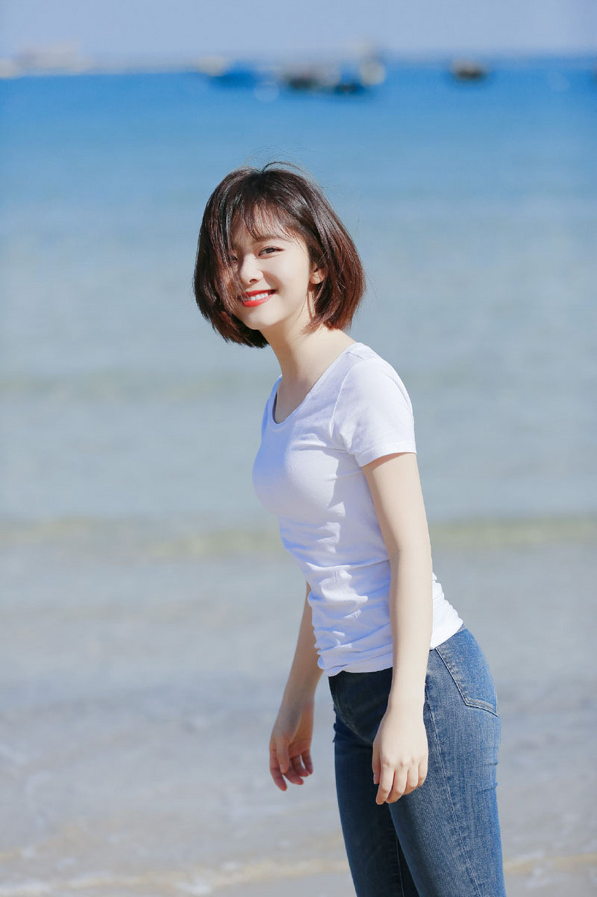 谭松韵白色短袖很有感觉的海边写真
