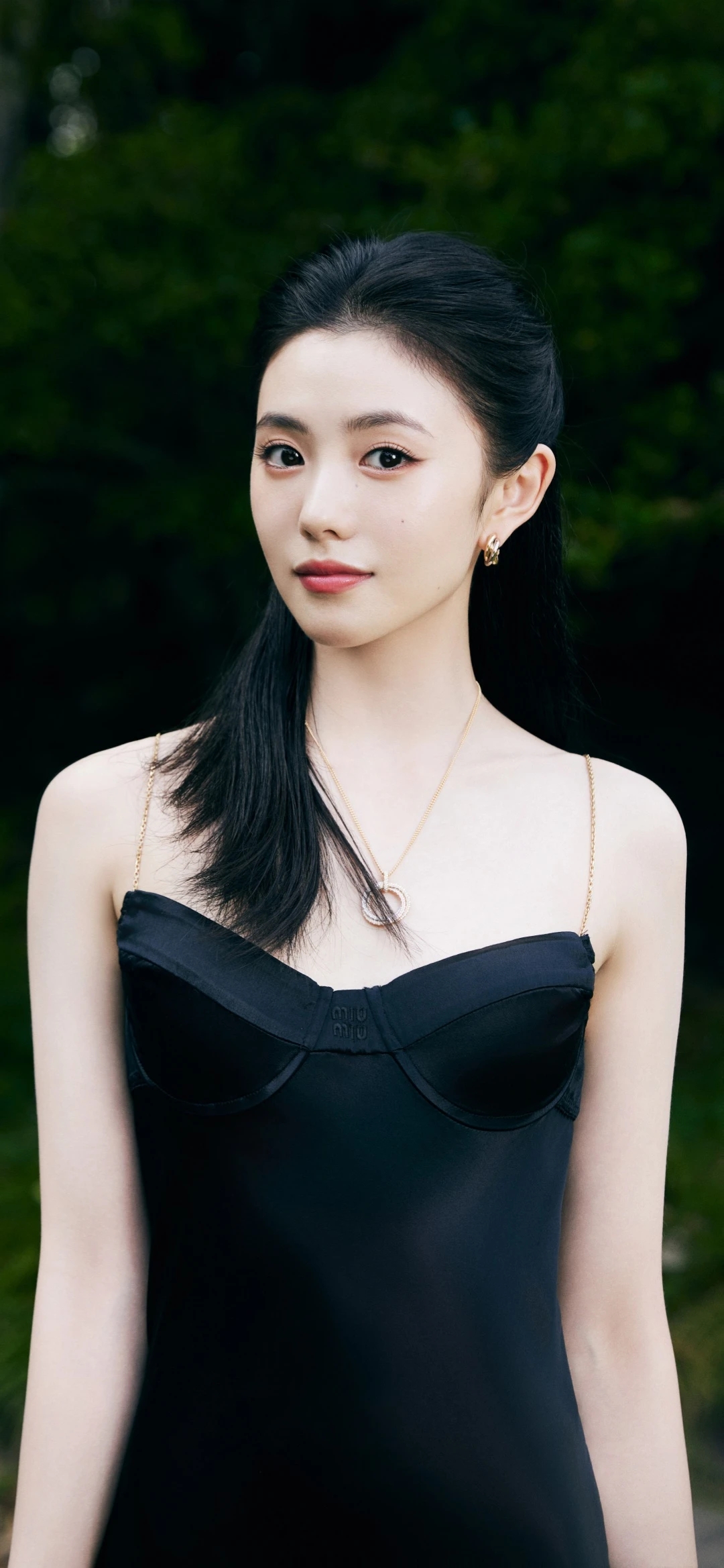 刘浩存 春日花香,轻风吹过,她的侧颜如诗如画