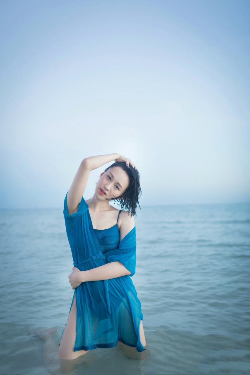 练练海边泳装写真