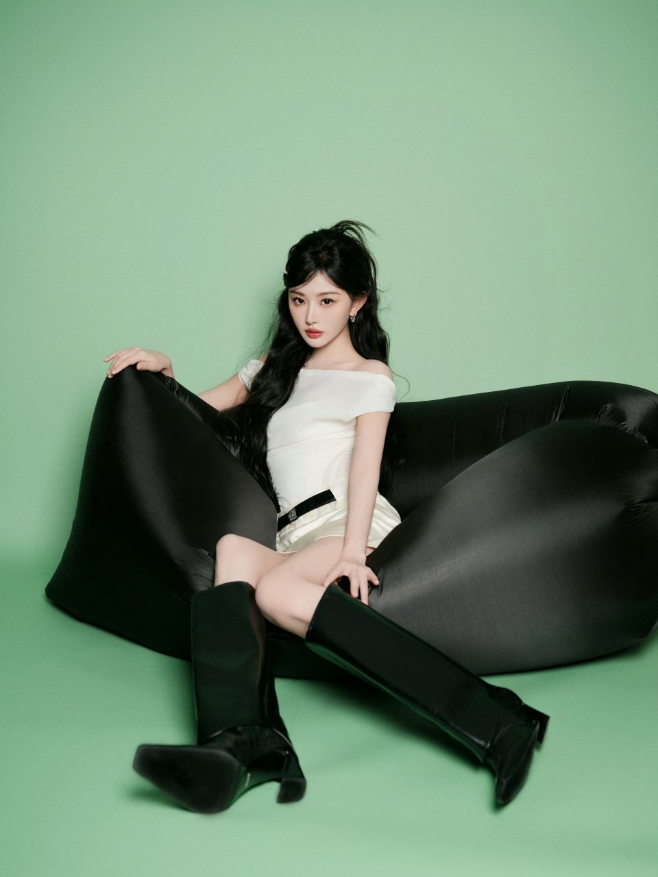 孔雪儿大长靴超短裙