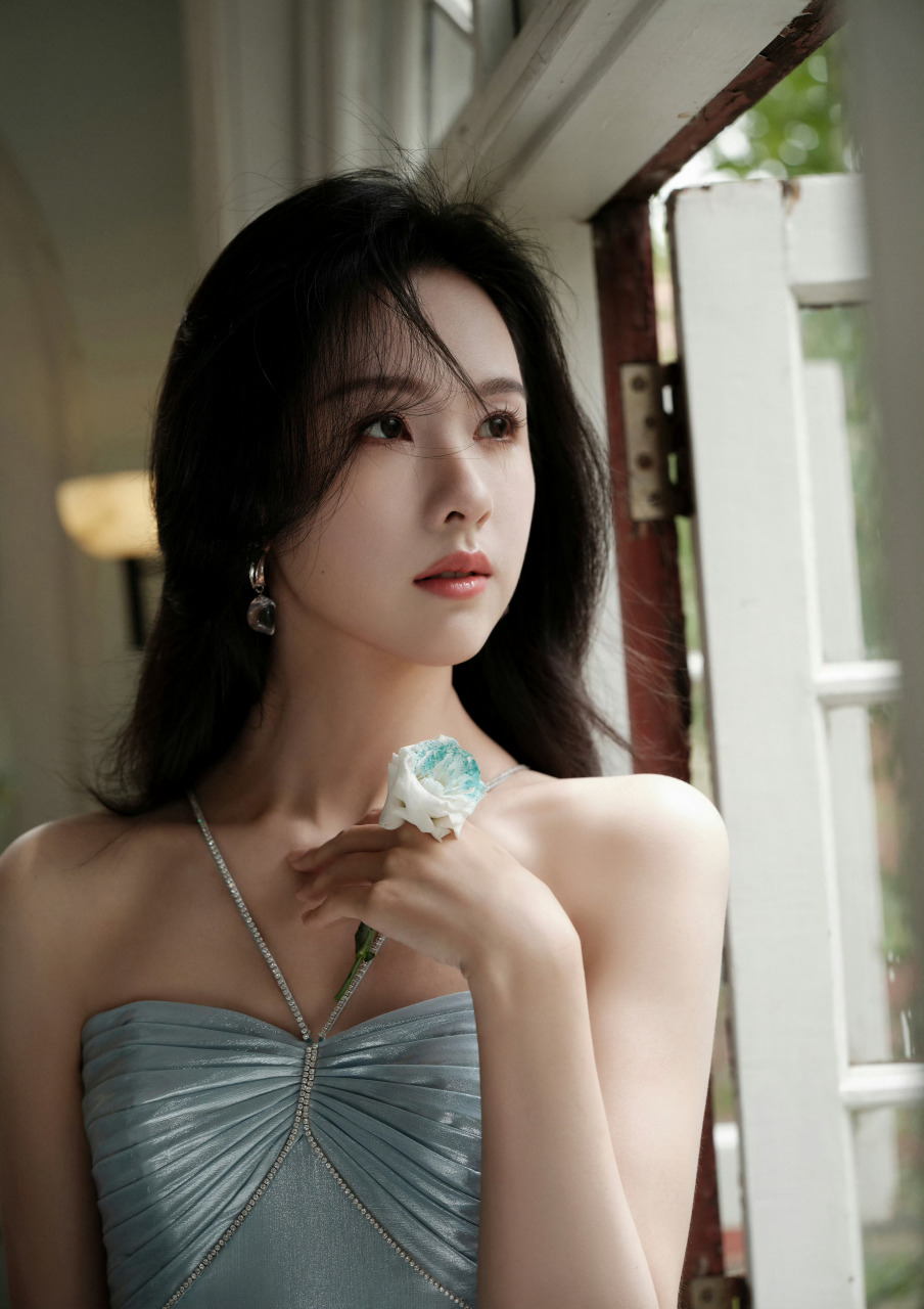 陈都灵吊带抹胸裙神色悠闲