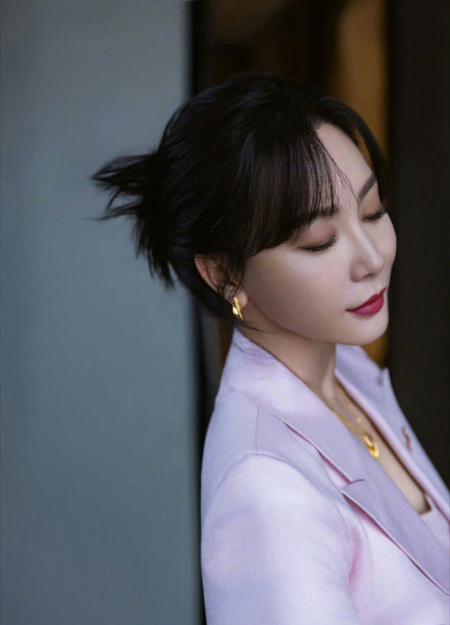 陈数职业装成熟稳重性感