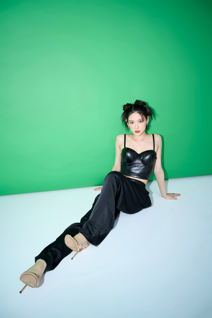 朱嘉倩性感黑色皮上衣