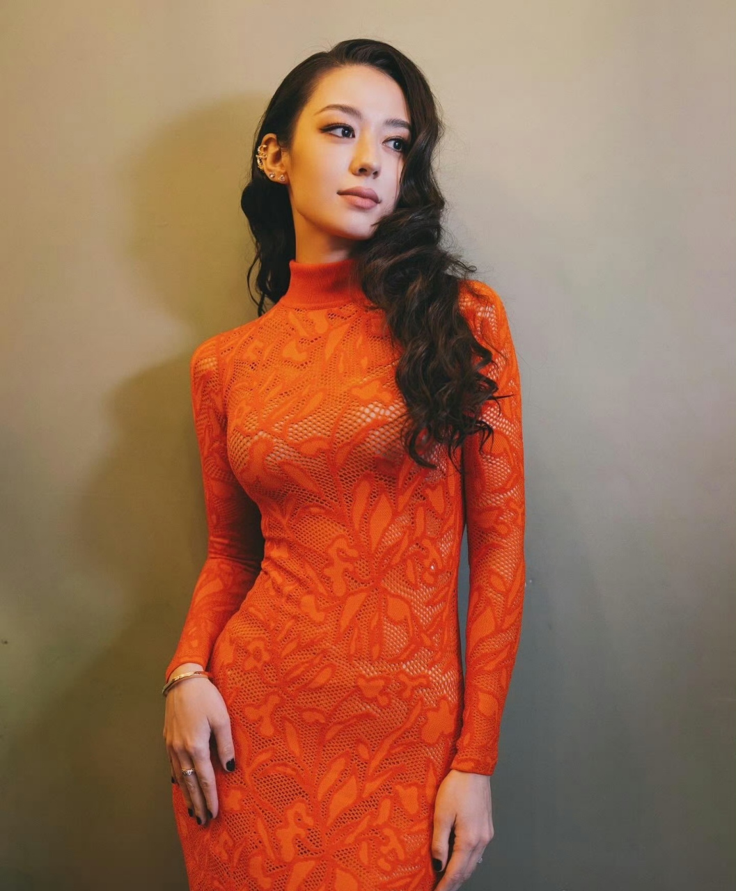 吉娜爱丽丝红装旗袍