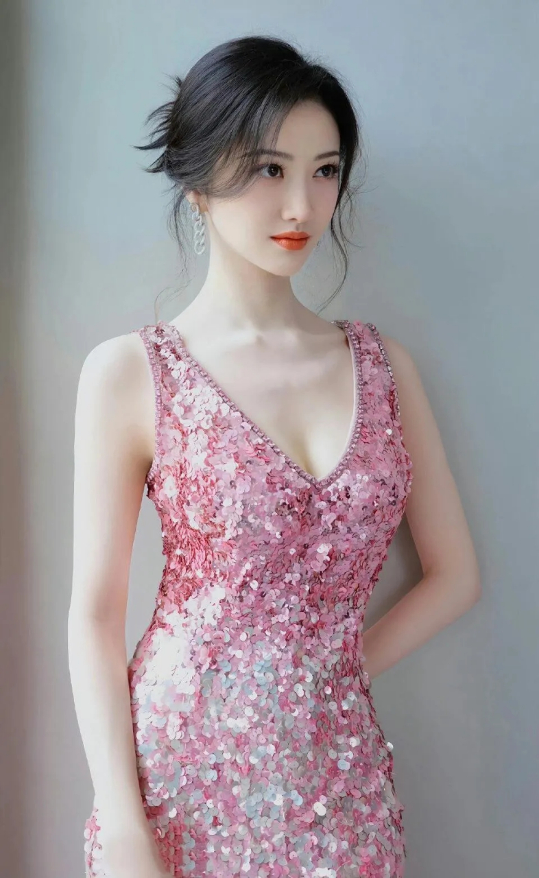 景甜深v亮片裙,穿出国际感,美出天际