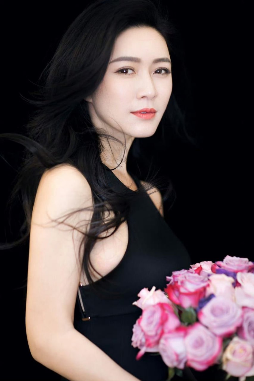 熟女田海蓉海边泳装写真