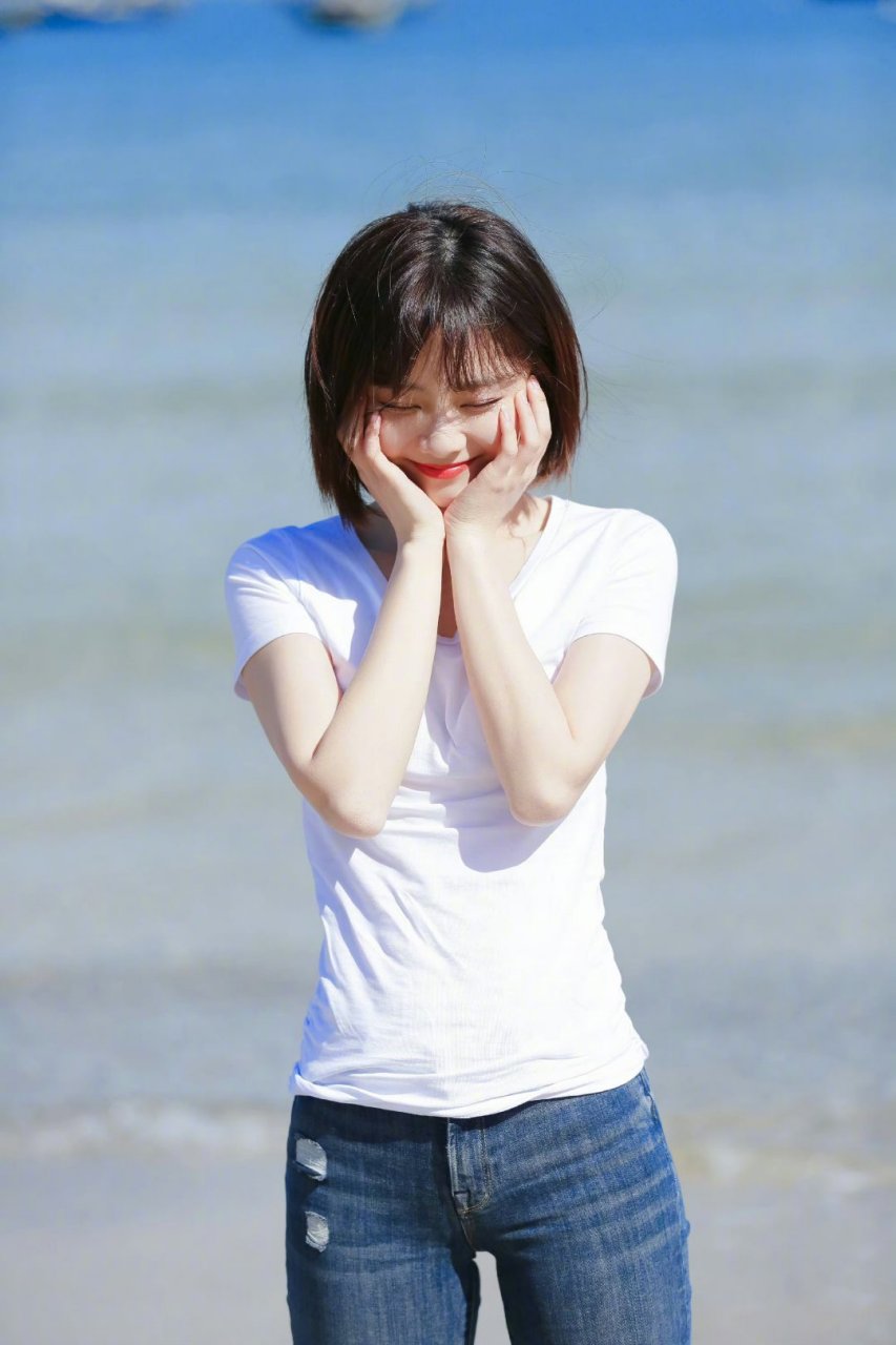 谭松韵白色短袖很有感觉的海边写真