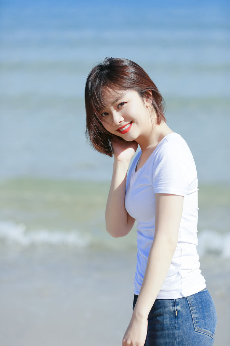 谭松韵白色短袖很有感觉的海边写真