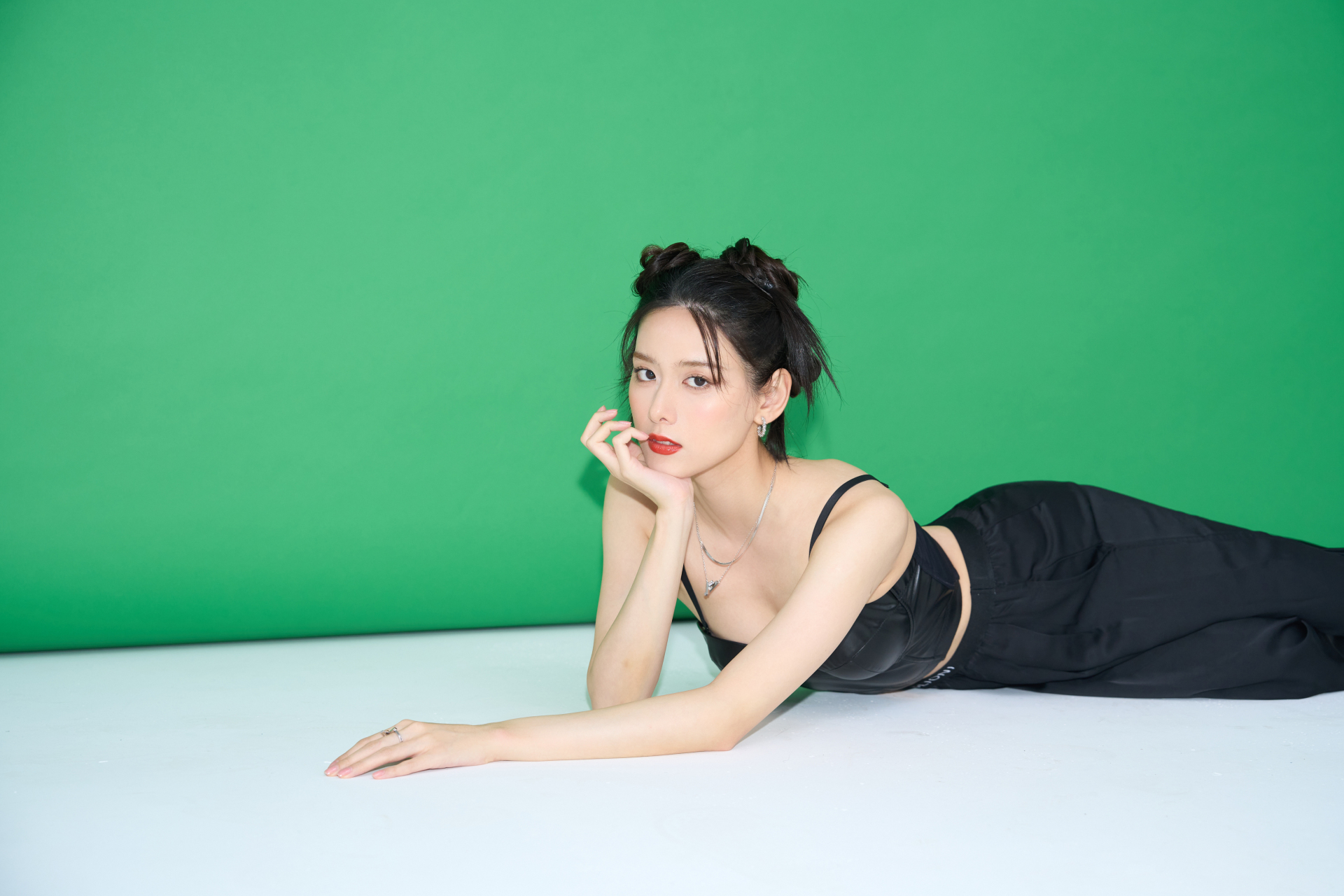 朱嘉倩性感黑色皮上衣