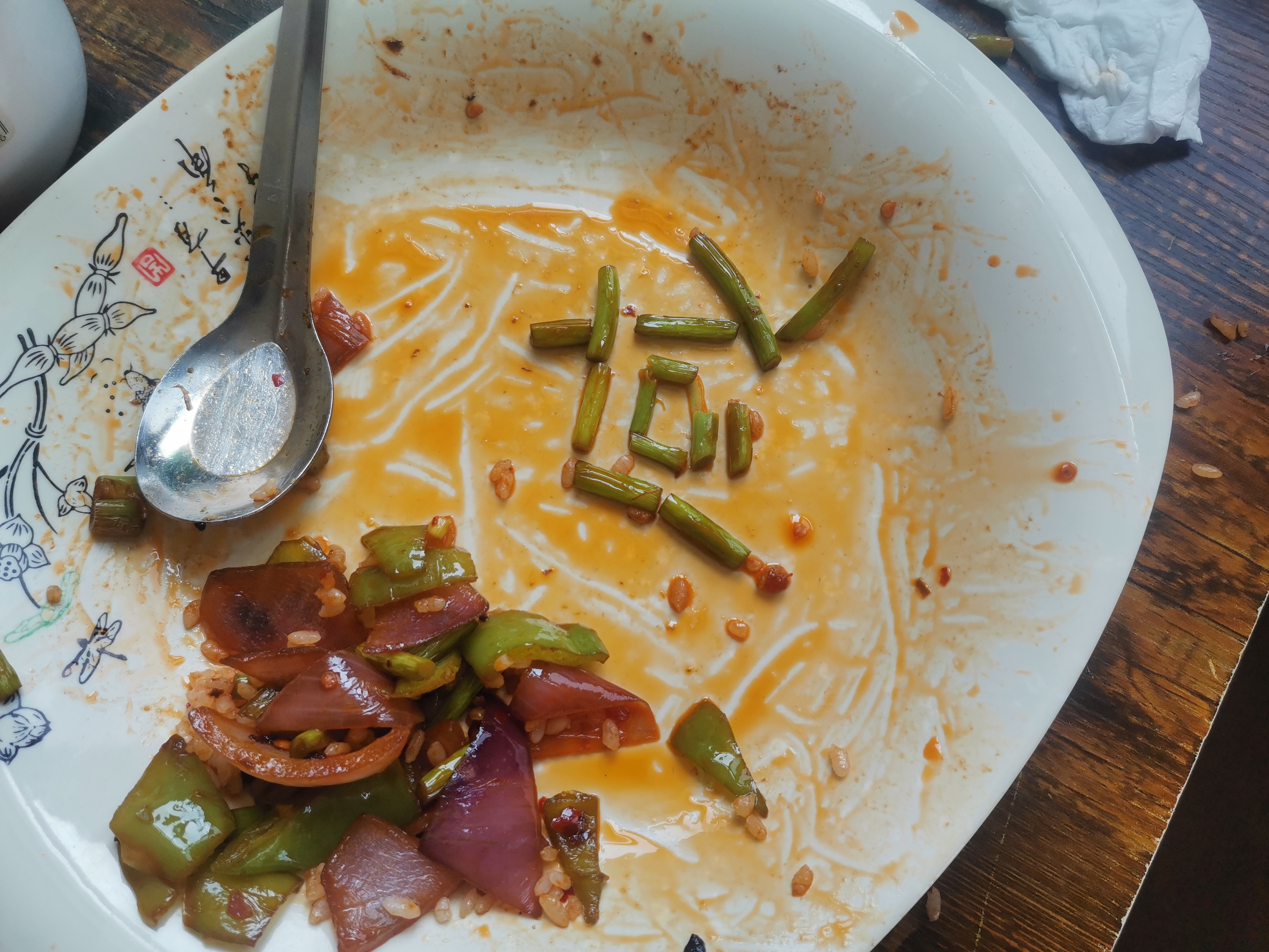 儿子吃完盖饭后就一直在摆弄剩菜,等我起身一看是拼出了个字