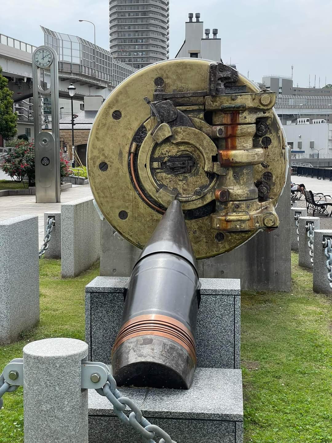 日本陆奥号战列舰自爆后留下的 410mm 主炮和炮弹