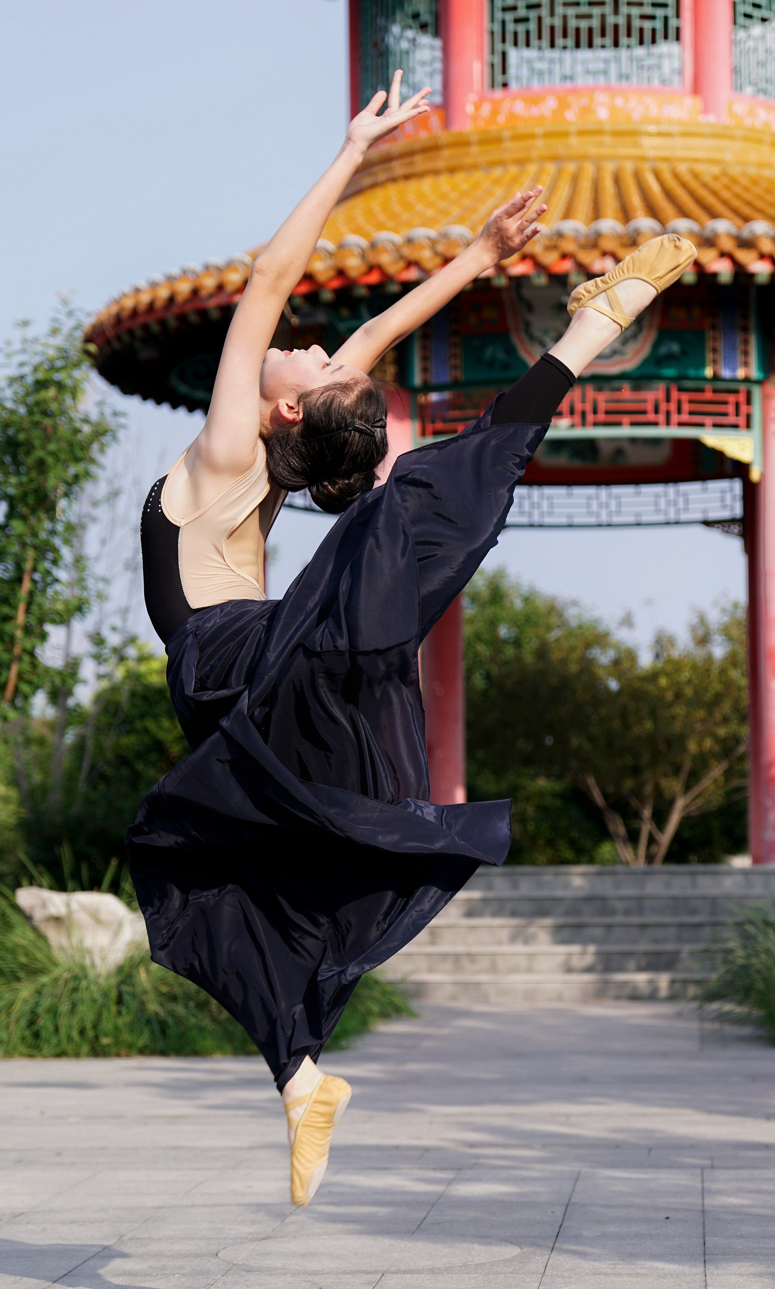 小孙女几乎从刚会走路就喜欢跳舞