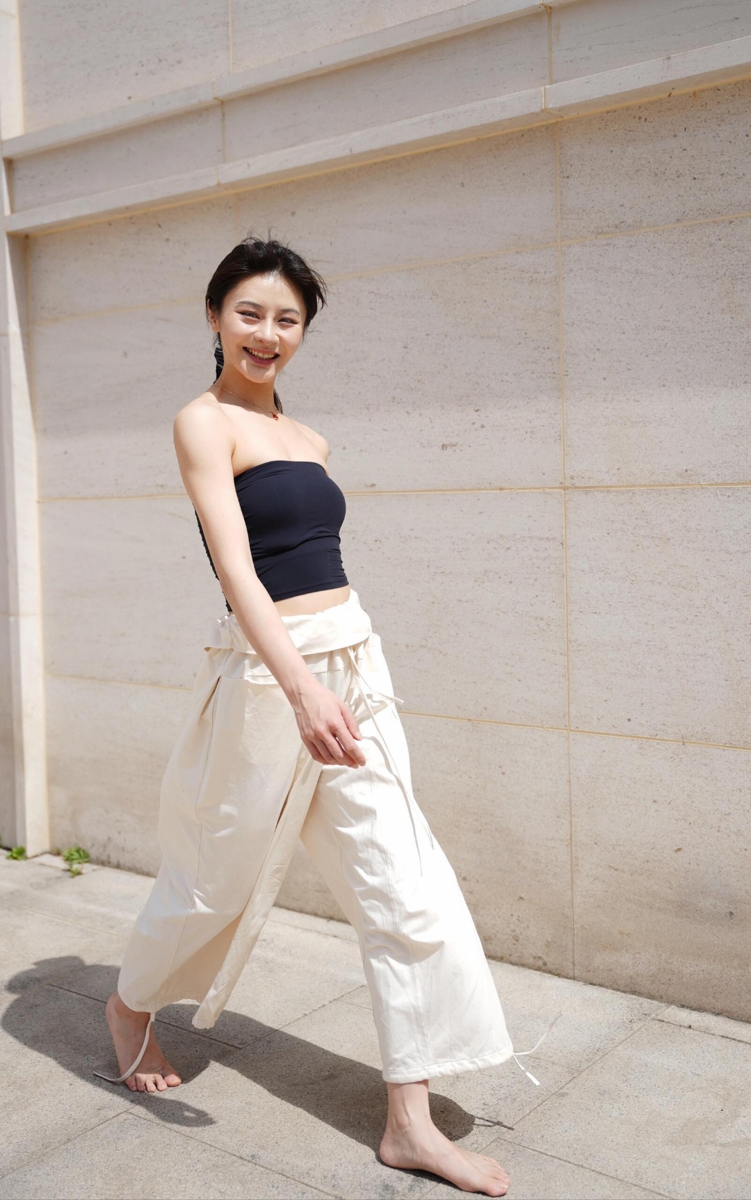 翠看荷叶久,红摘荔枝轻. 蚯蚓将翻土,蟾蛙正捕虻