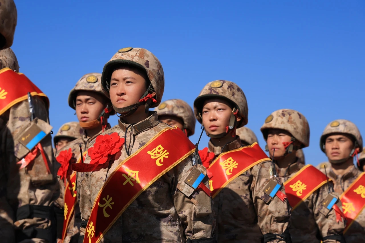 飒爽英姿,巾帼不让须眉:空降兵女兵的蜕变之旅