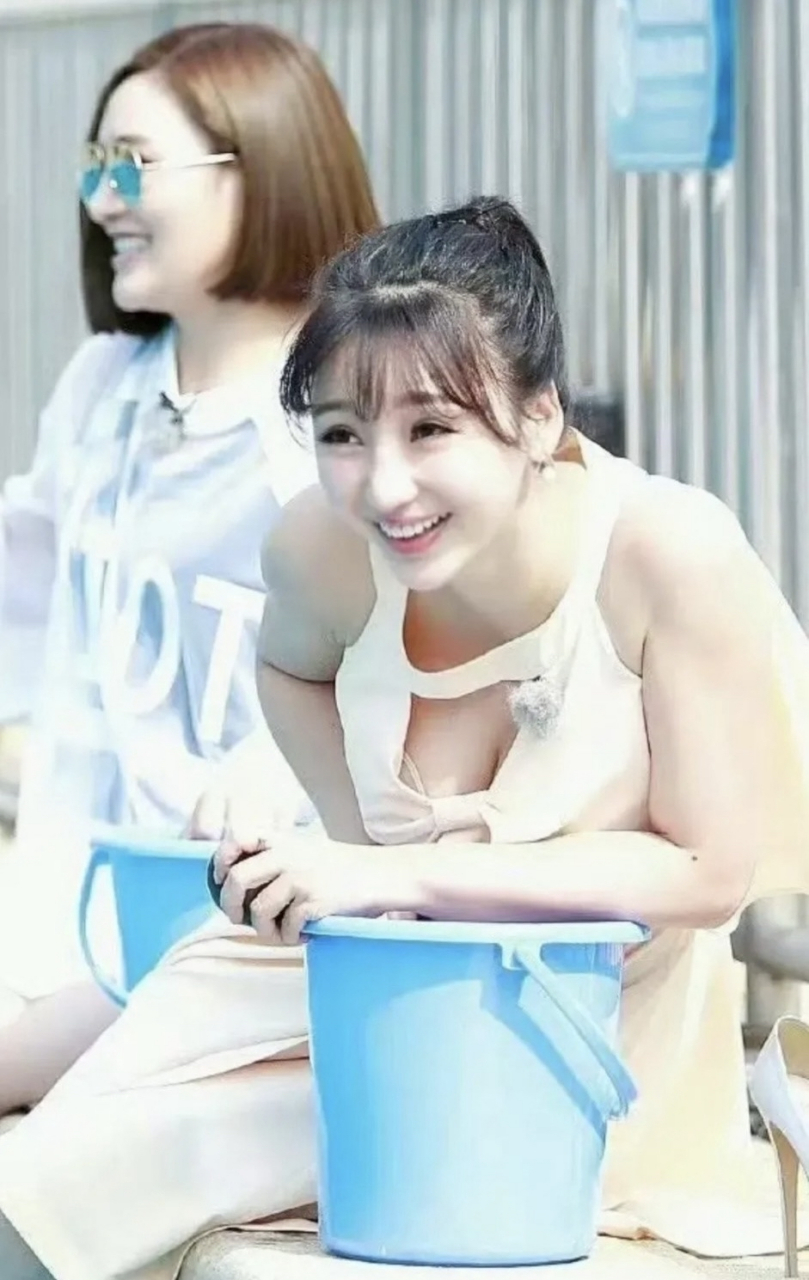 柳岩这是参加了什么综艺 笑得真开心#动态流量挑战赛