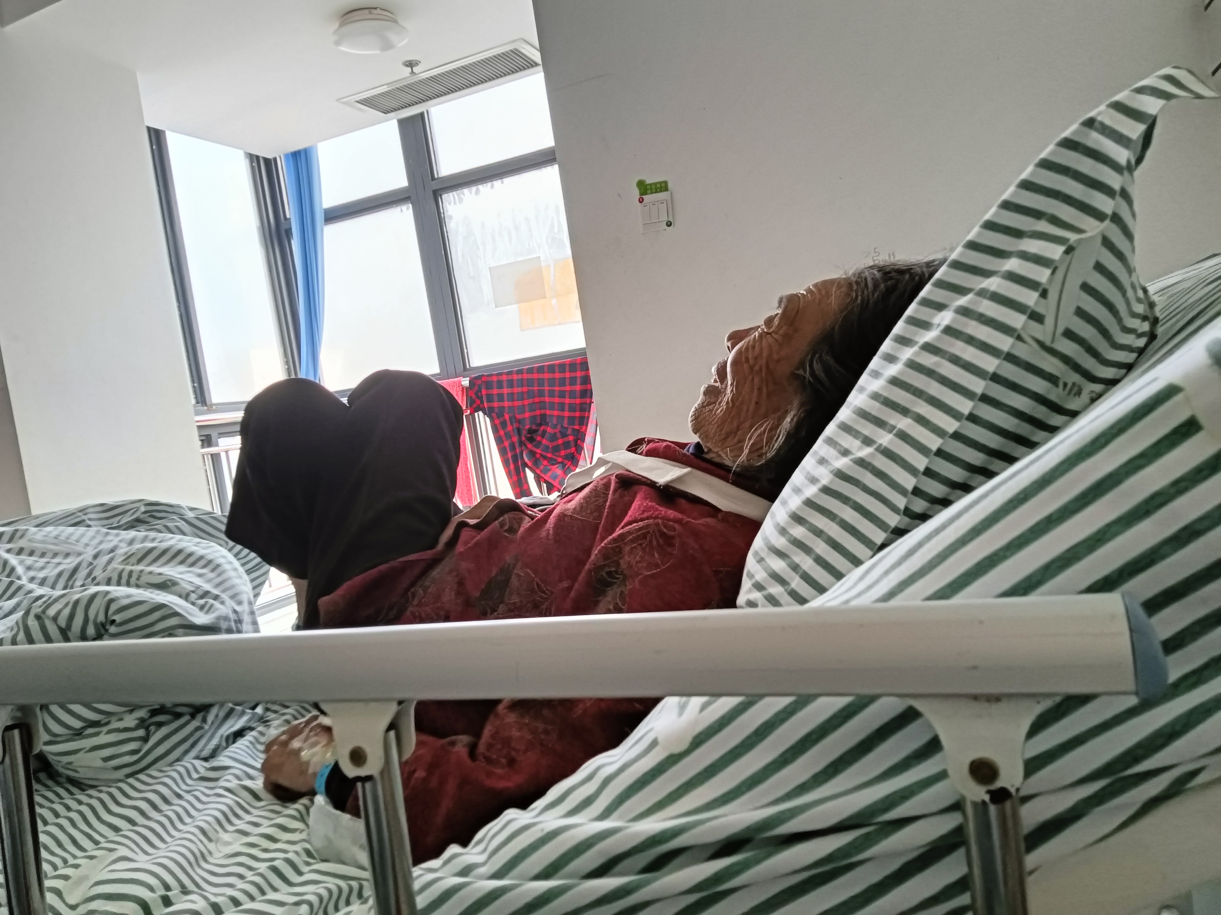 81岁的婆婆,骑着三轮车把胳膊摔折了,住院第二天,把腿翘成这个姿势,看