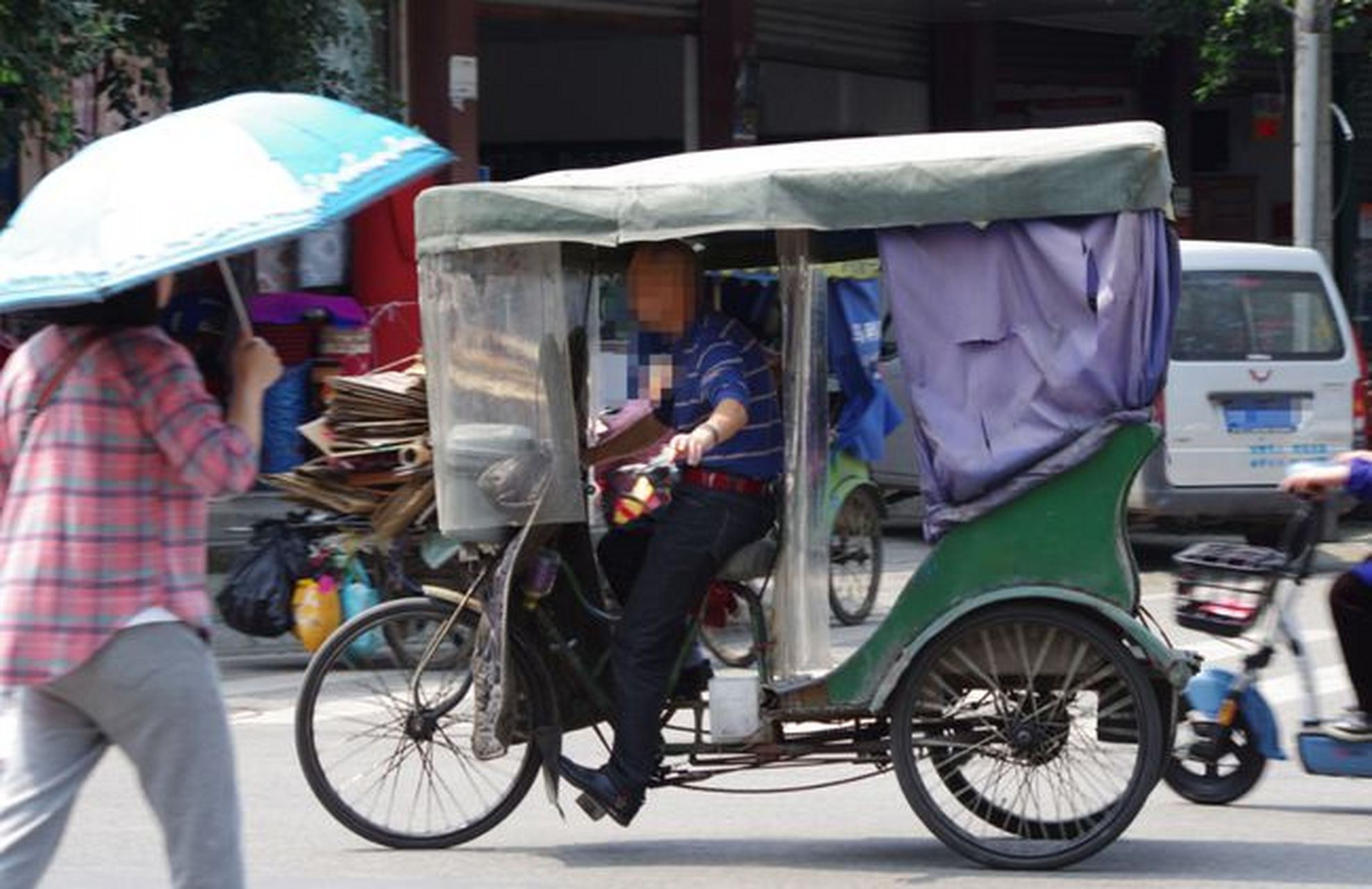 女子因為一元錢人力車費,將老人抓的滿臉是血,老者怒而報警.