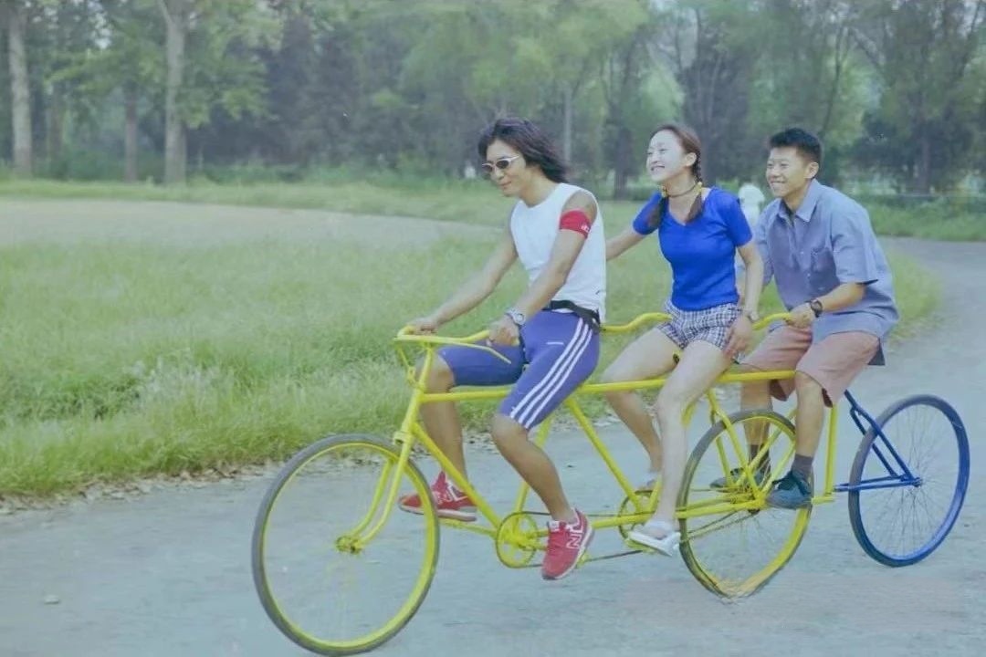 周迅与朴树罕见的亲密旧照 高晓松导演的《那时花开》制作于1999年