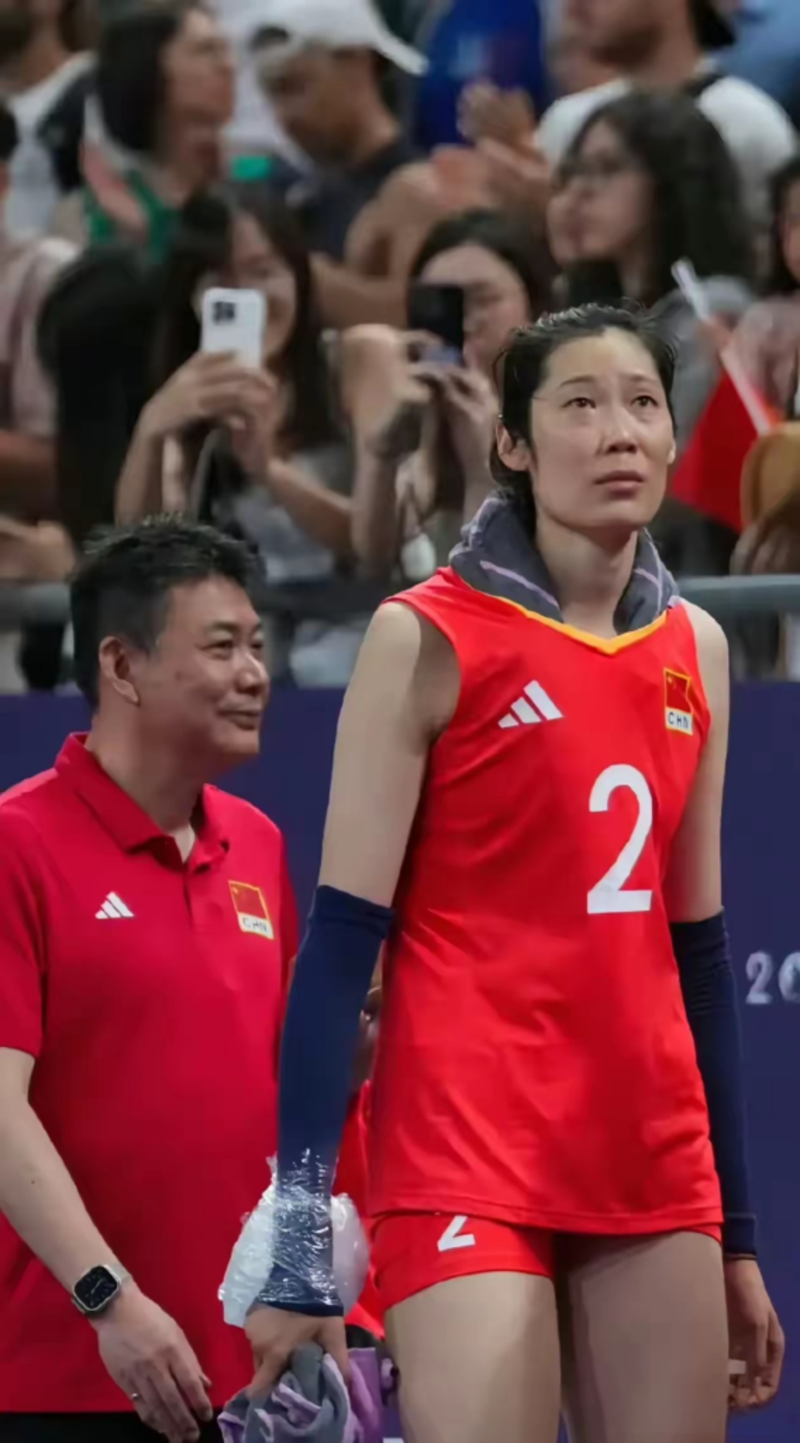 巴黎奥运会中国女排止步八强 从两个人的表情 就可以看出两种不同心态