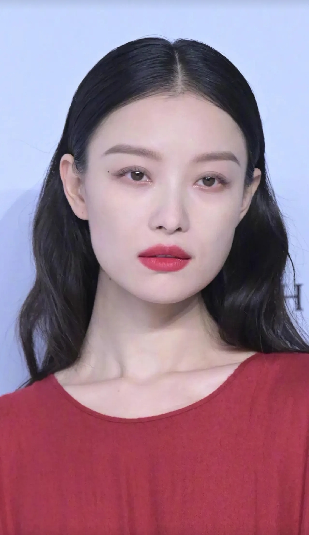高清镜头下,倪妮的方脸更加明显,虽然不如瓜子脸讨巧,但是更显气质