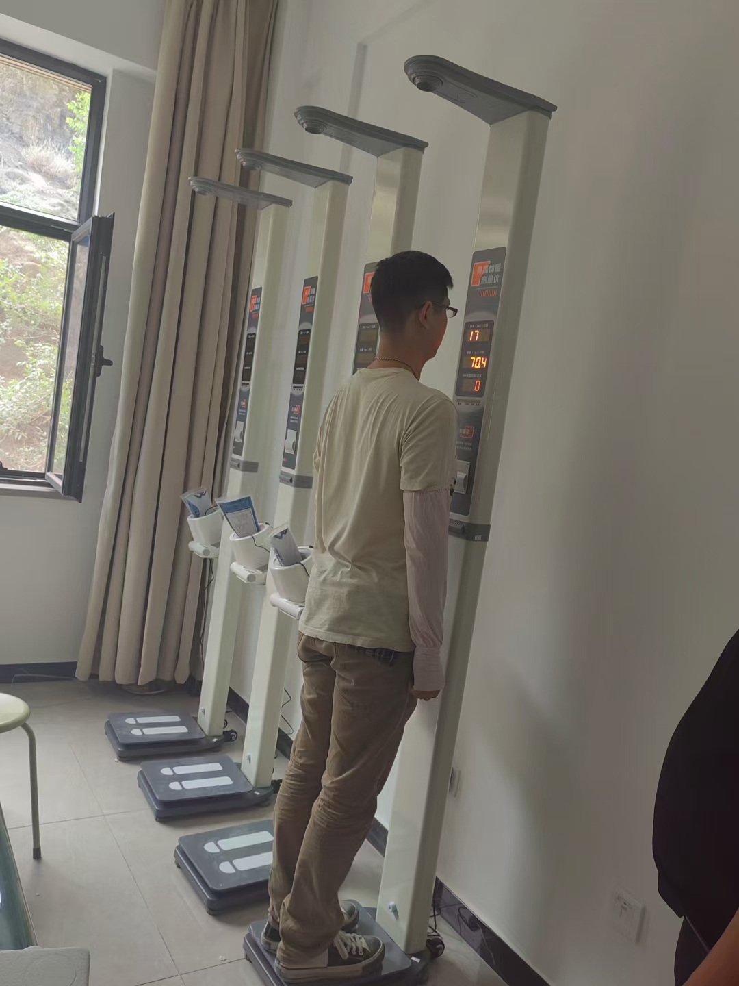 hw-700b型身高体重测量仪,智能体检一体机测量人体身高,体重,体型指数
