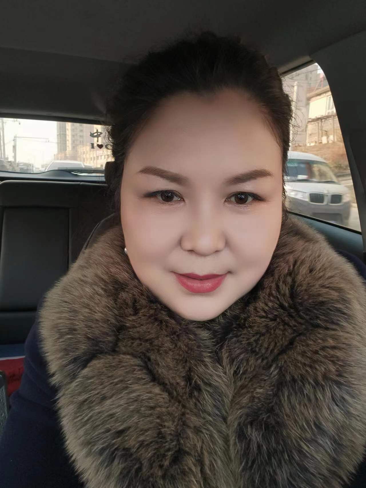 她身着黑色毛皮领子的衣裳,宛如夜空中的黑色绸缎,神秘而深邃