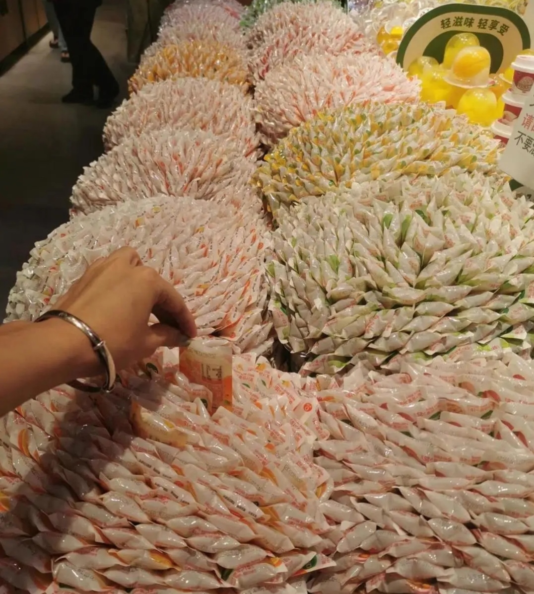 今天去超市看到超市变了一个样,所有的商品都摆的整整齐齐,是招了哪个