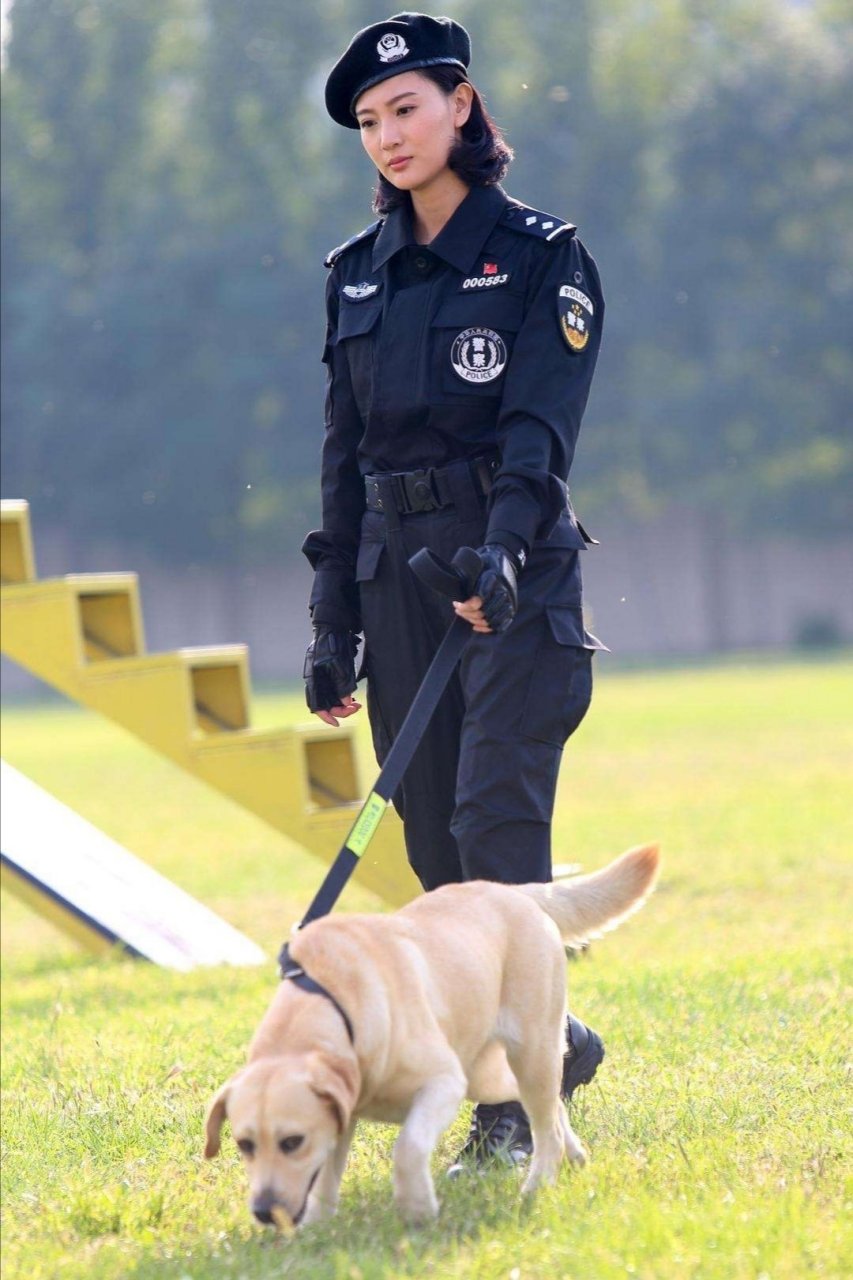 警花与警犬王浩钧图片