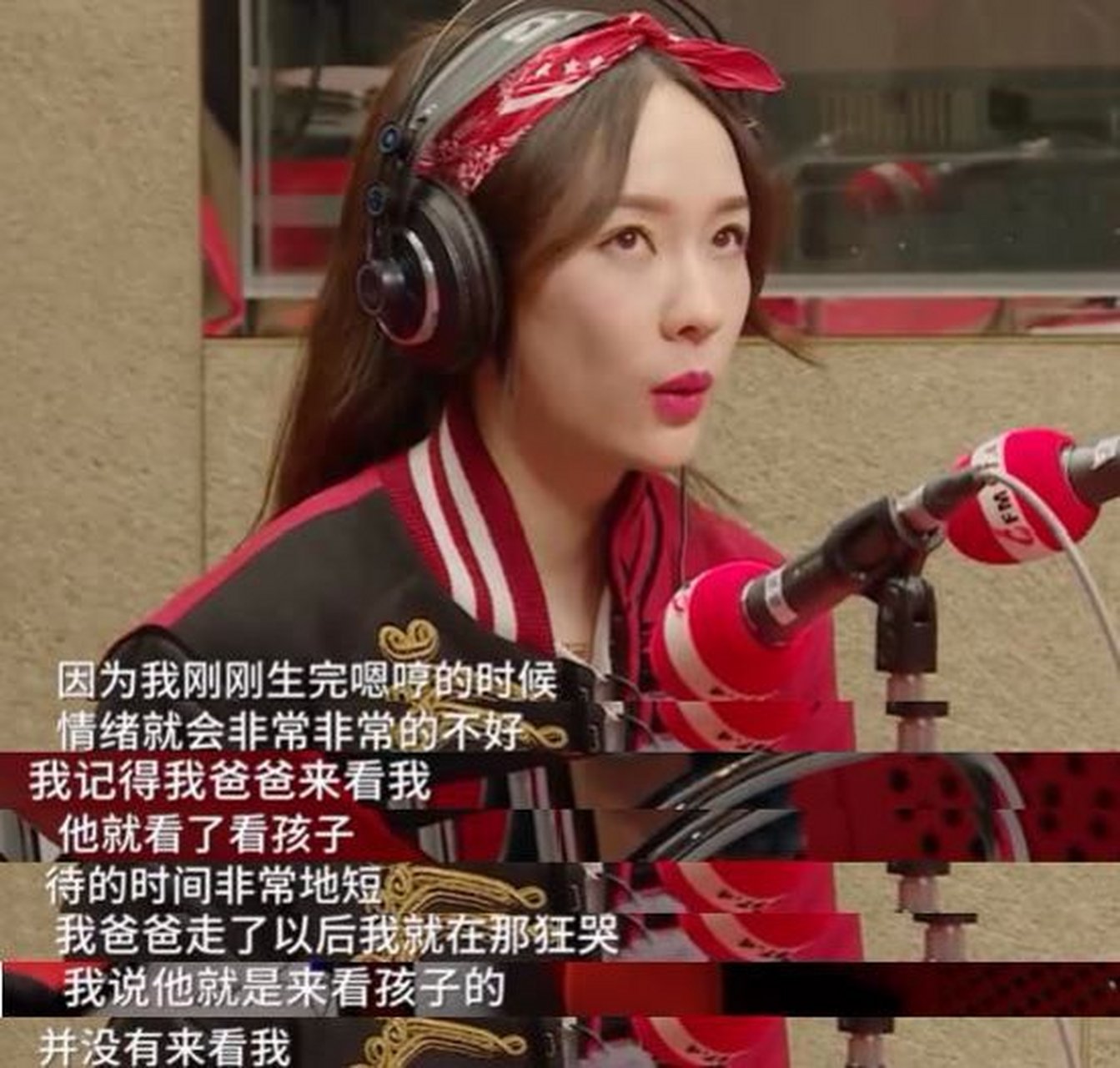 12月9日,有媒体在网上曝出演员霍思燕在室内抽烟的视频.