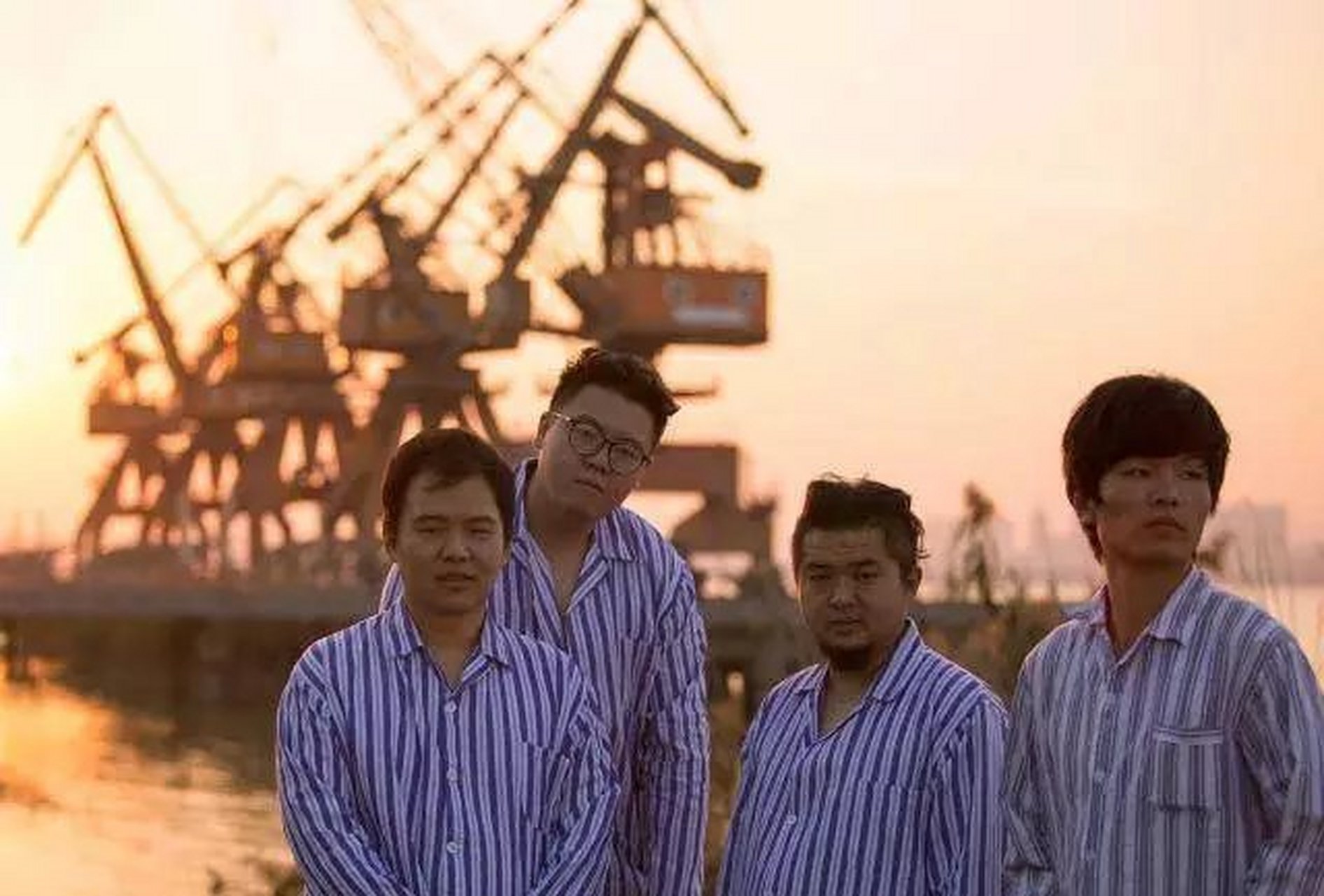 乐队野外合作社的吉他手刘遥,在微博艾特张含韵和《隐秘的角落》