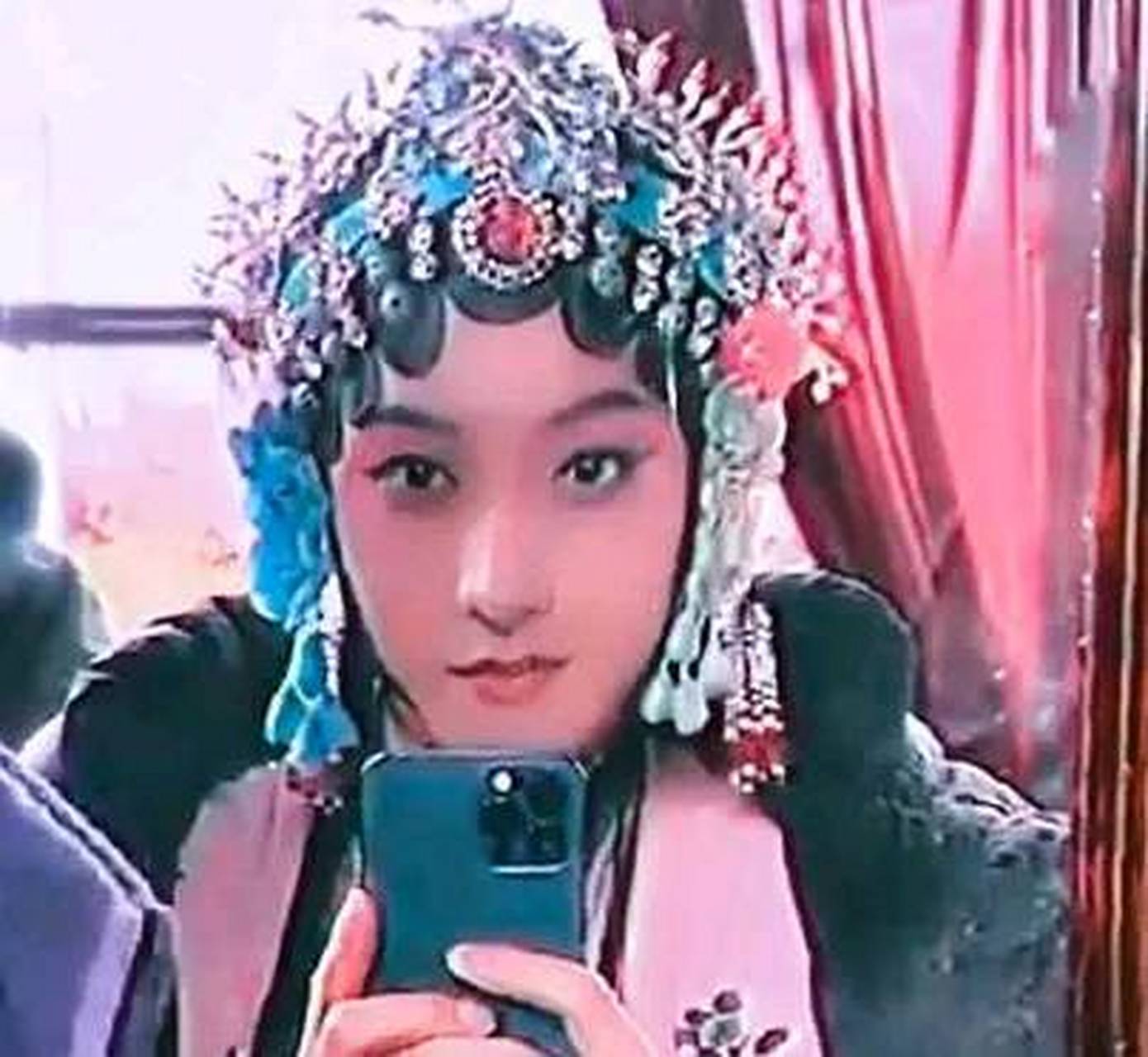 黄子韬也尝试了花旦造型,可能是新剧《新名利场》的需要.
