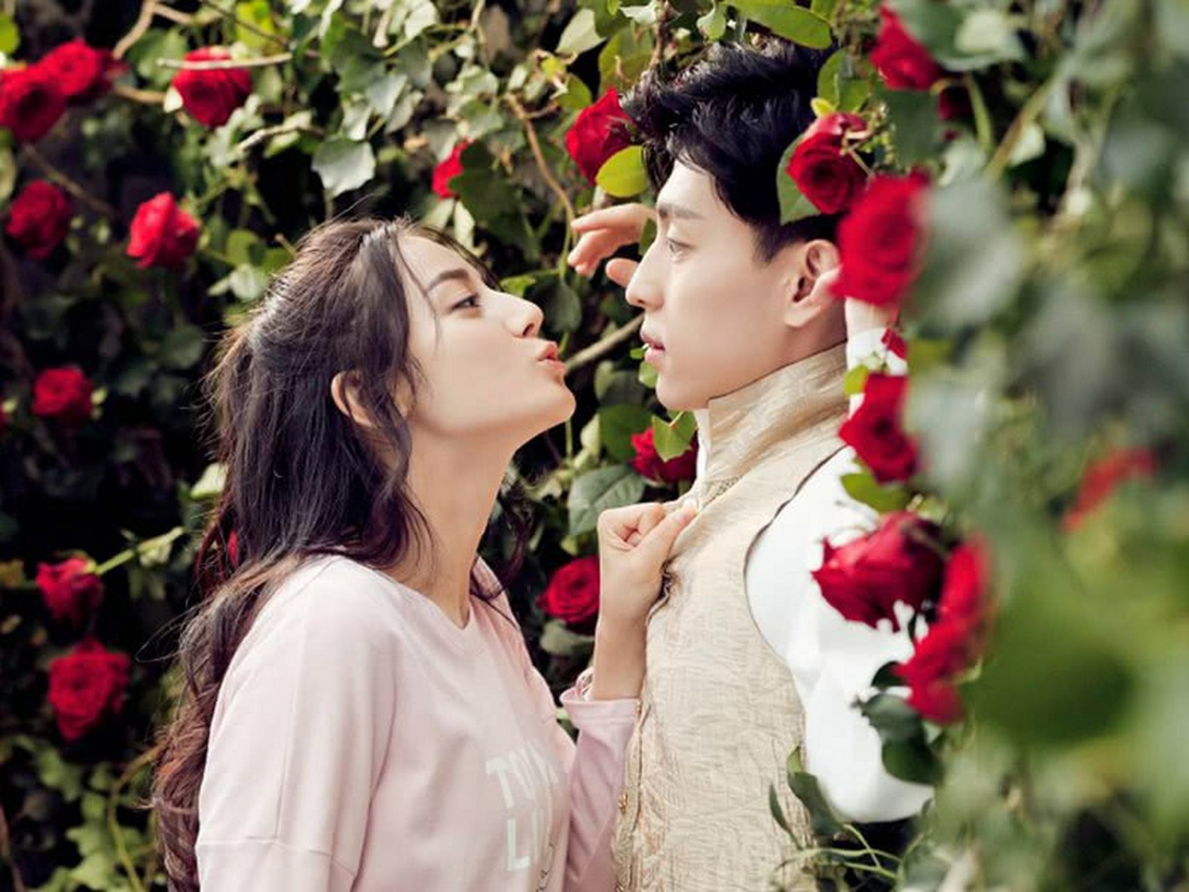 邓伦和迪丽热巴主演的都市爱情剧《一千零一夜》