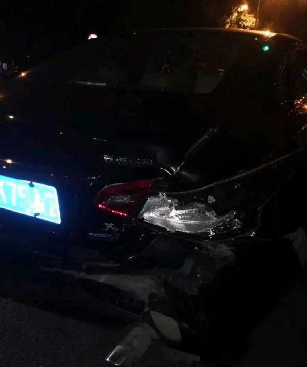 oner成员木子洋晒出两张车祸现场照,并发文透露自己遭到私生跟车,车辆
