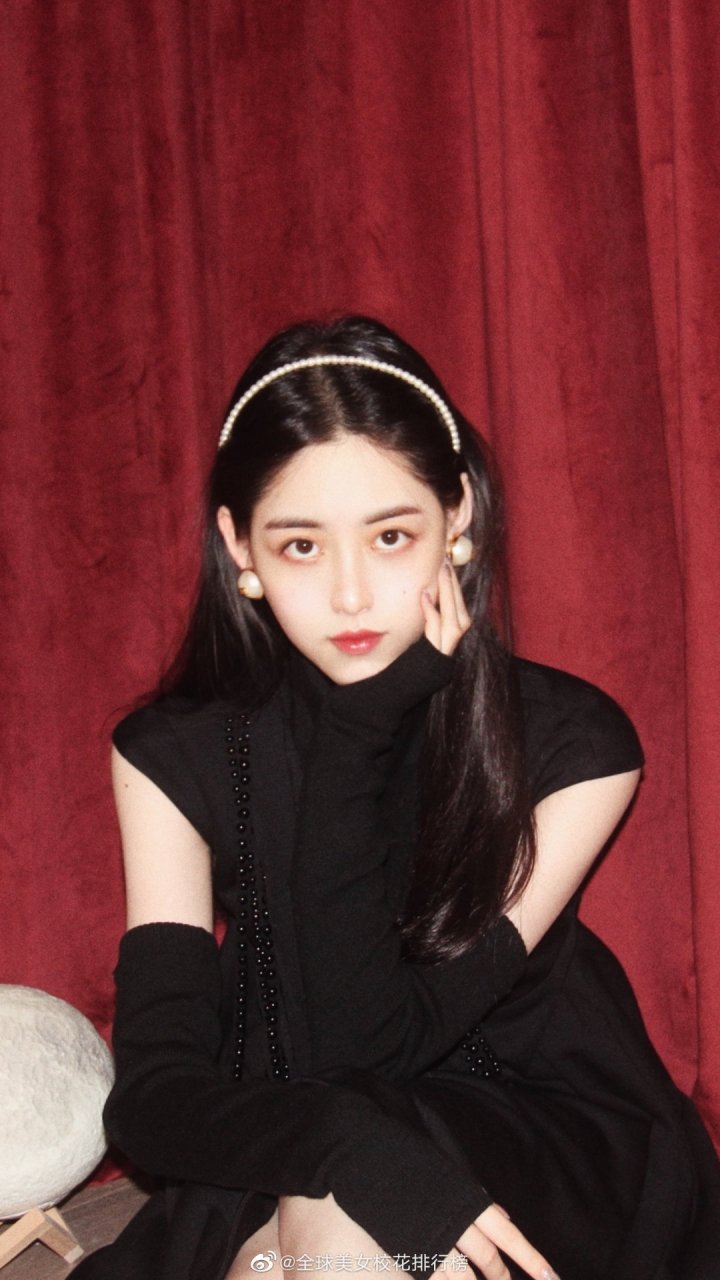 暨南大学校花张可欣,处女座,身高167cm,45kg,腿长身材好的小姐姐.