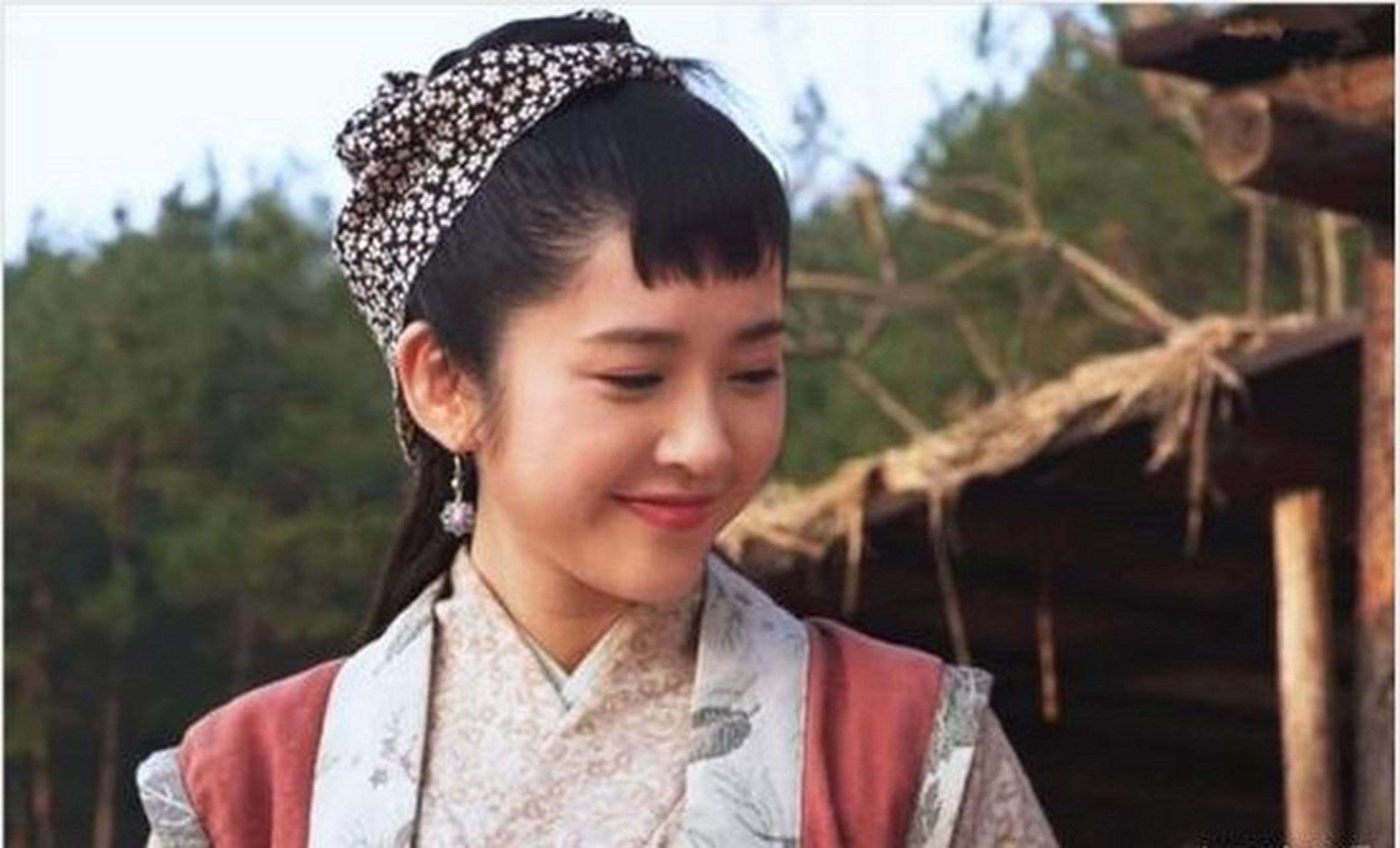 嗑瓜子每日专用# 《隋唐演义》中唐艺昕扮演单盈盈,身上层层叠叠的穿