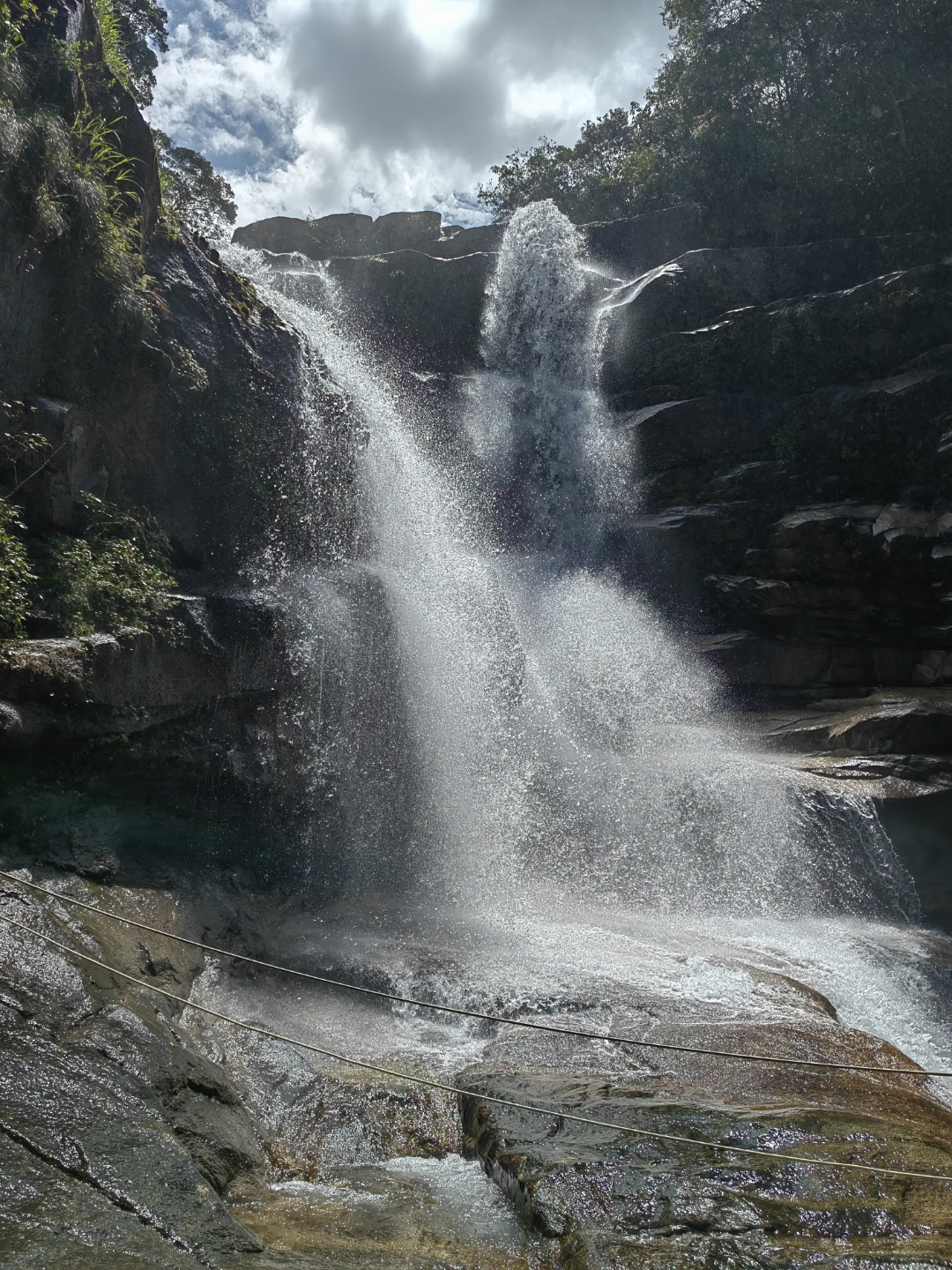 我来到武夷山青龙大瀑布,它处在武夷山九曲溪上游及国家自然保护区