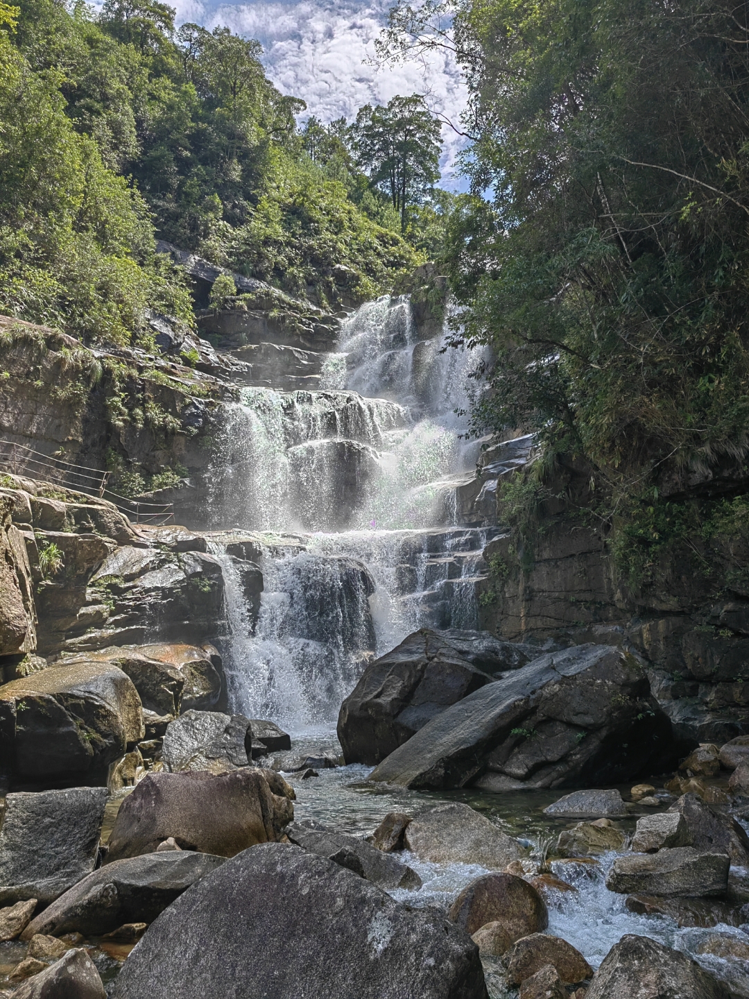 我来到武夷山青龙大瀑布,它处在武夷山九曲溪上游及国家自然保护区