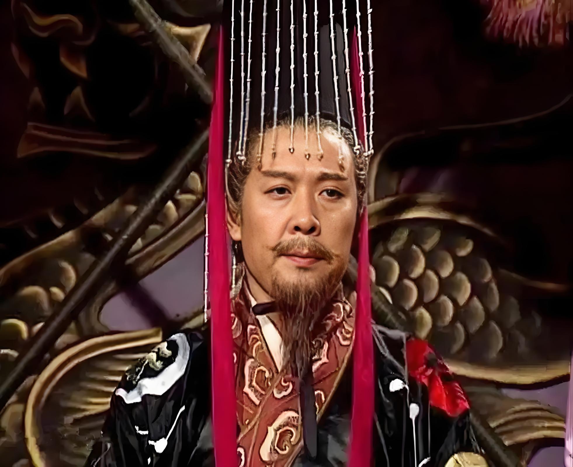 1 汉献帝只要还是皇帝,曹丕,刘备,孙权就都是汉朝名义上的臣子,虽然