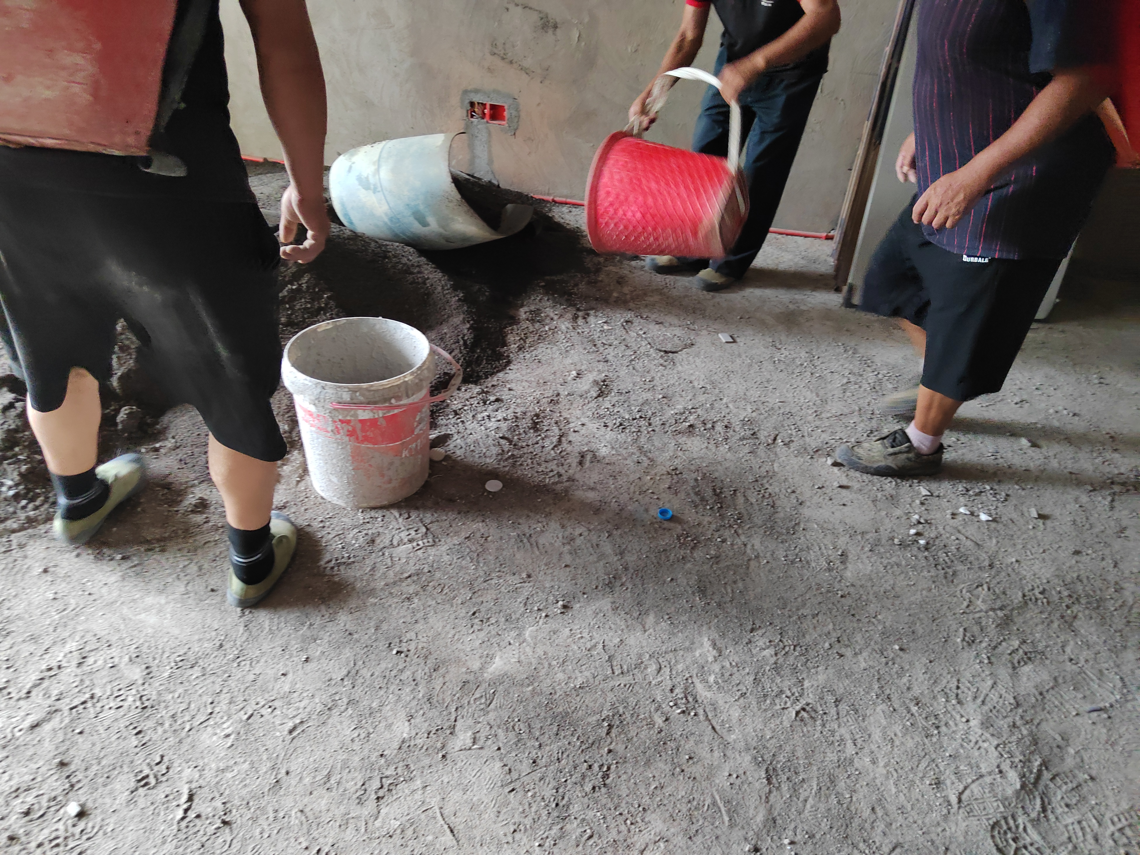 几个人一起,一人一个背篓,沙一篓据说也有100斤左右,水泥100斤一袋